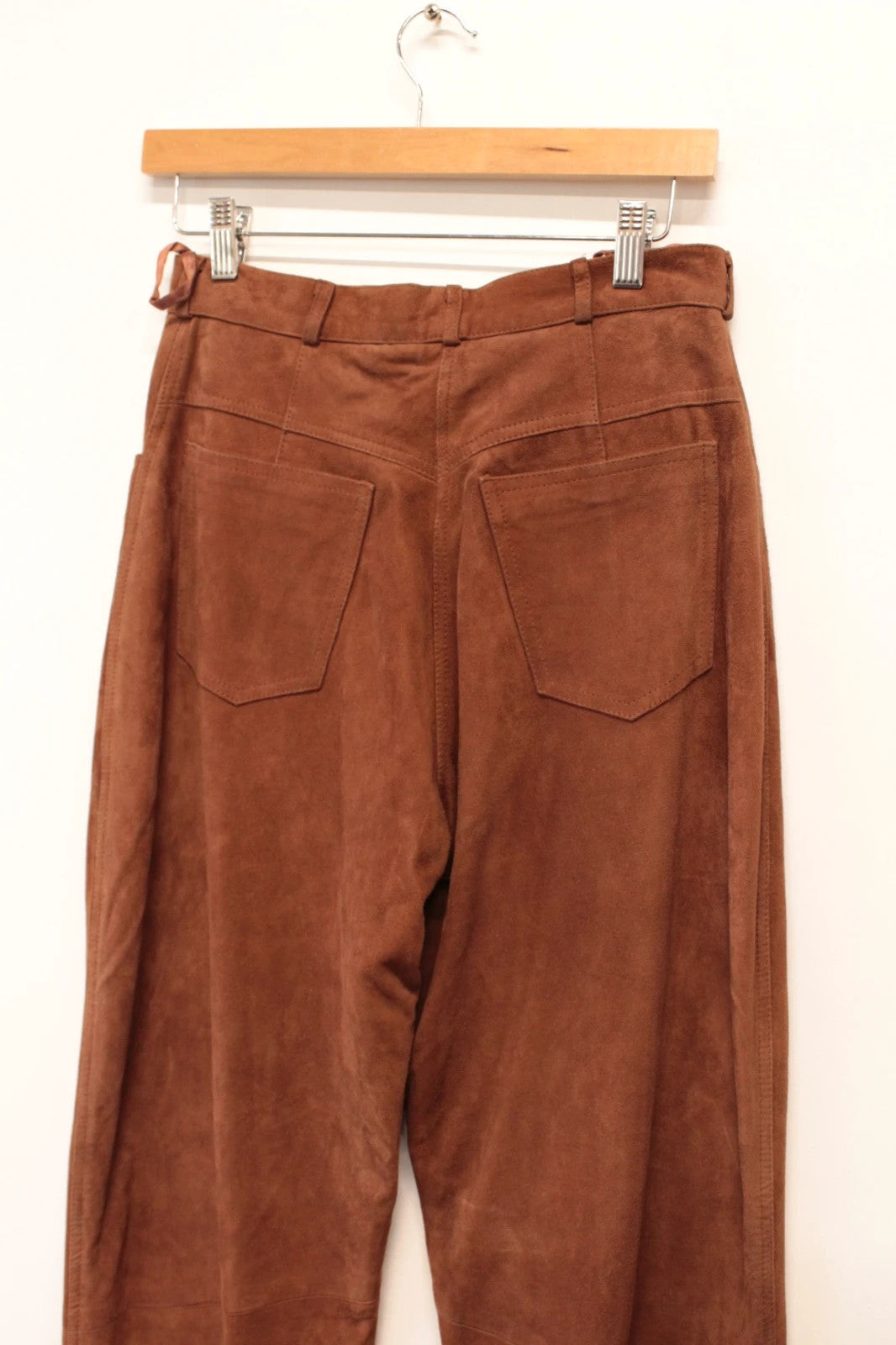 Copacabana brown suede trousers high-waisted tapered with five-pocket details and smooth lining.