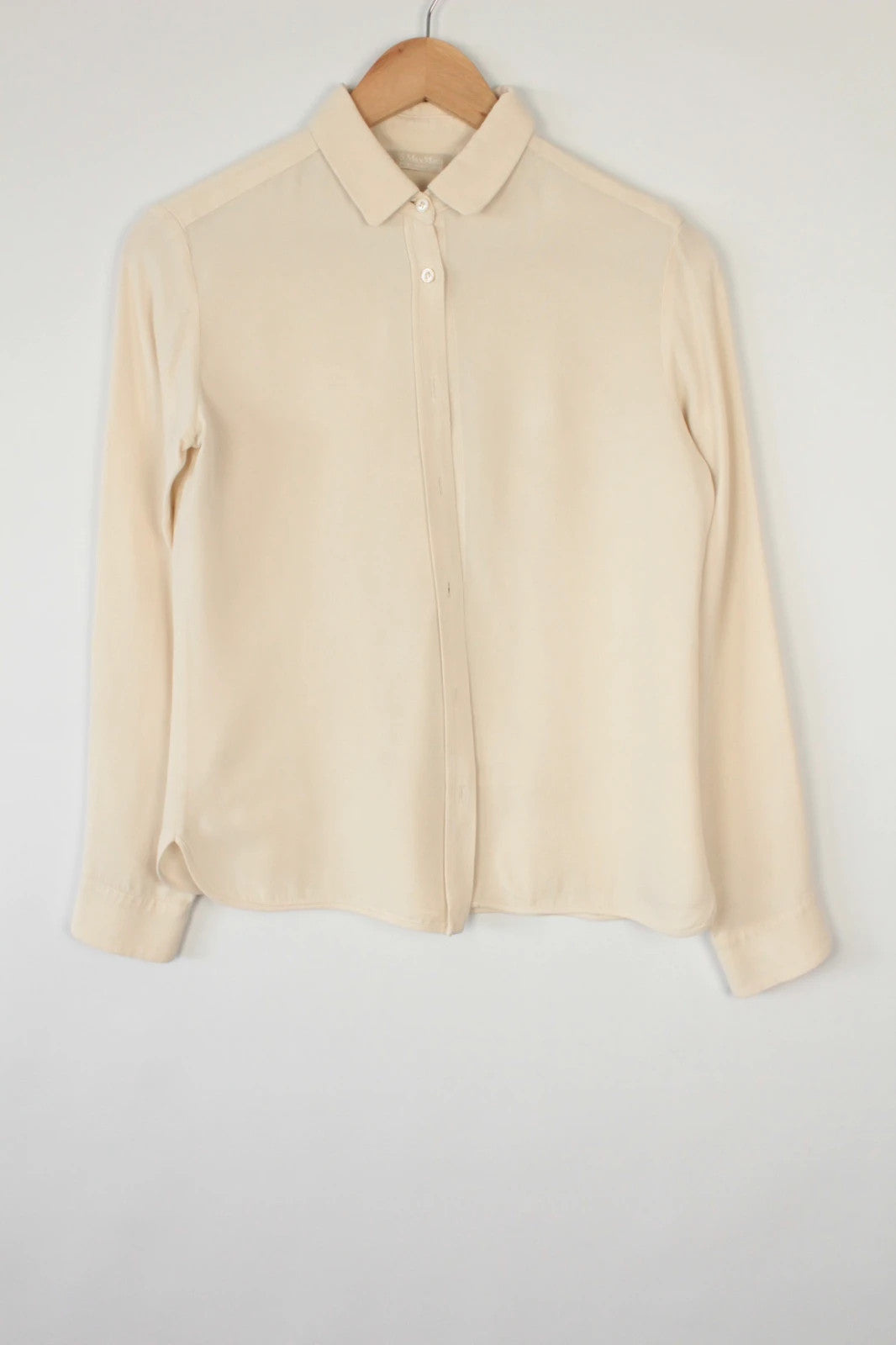 Max Mara cream silk blouse long sleeve with hidden placket and minimalist design.